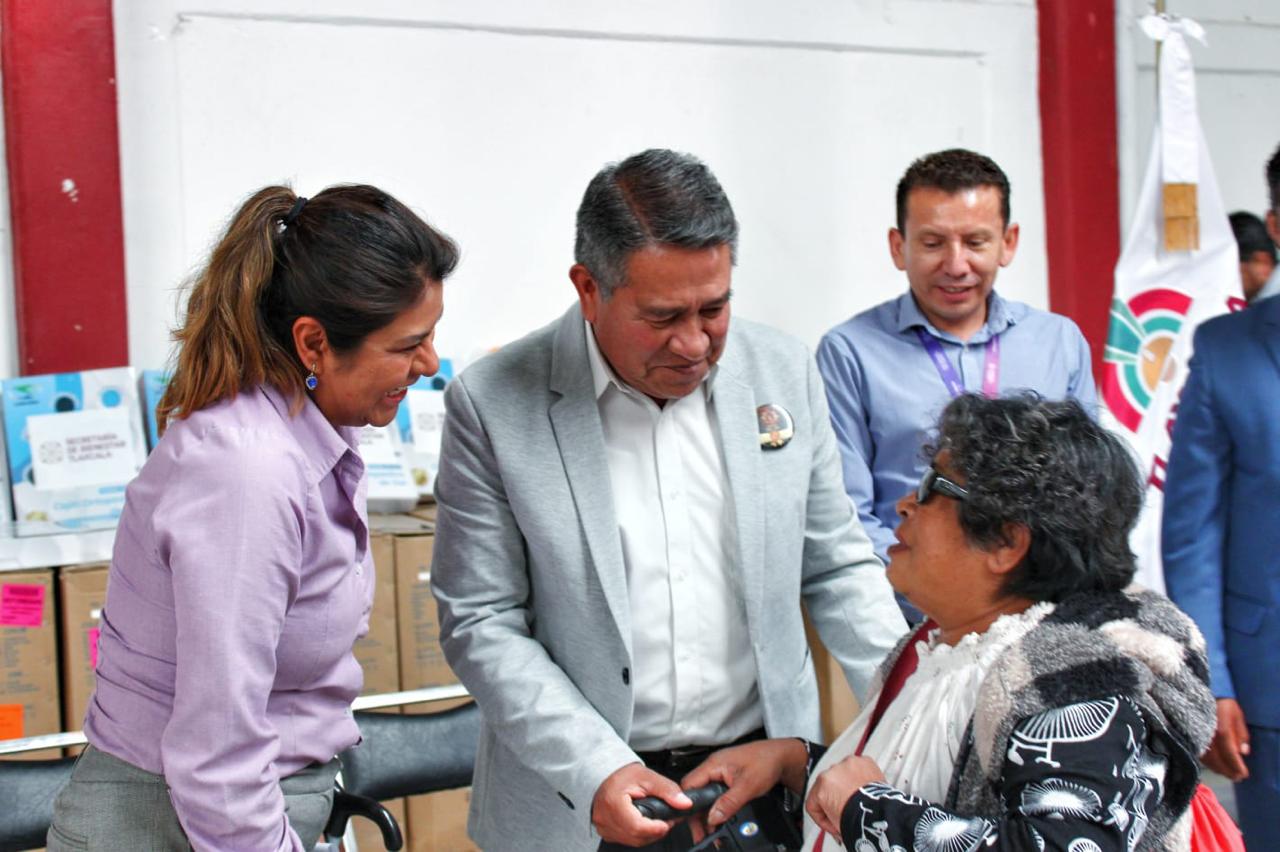 Entregan Ayuntamiento de Tlaxcala y la Secretaría de Bienestar 53 apoyos funcionales a adultos mayores